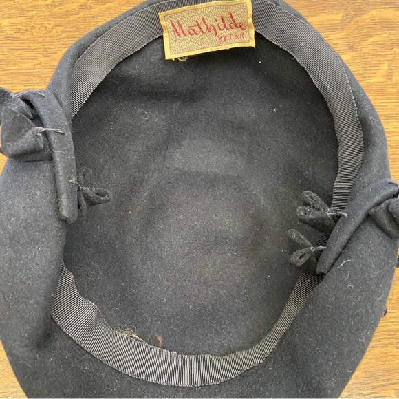 VINTAGE MATHILDE BY C&R BLACK FELT DANGLES PAGEBOY MODERN 70s 80s FANCY HAT - Picture 14 of 15